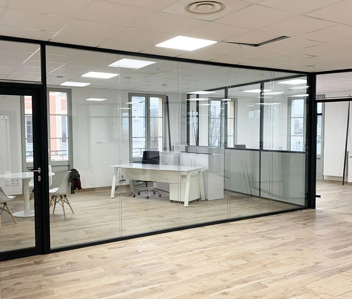 Cloison vitrée de bureaux, transparente, avant la pose du film